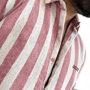 Chemise décontractée pour homme en polyester 100% à imprimé chevrons rose et blanc, manches courtes, col rabattu, haut d'été - Product Image 6