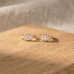Boucles d'oreilles créoles Huggies minimalistes en diamant de laboratoire taille baguette, 0,55 carat par paire, couleur E, clarté VVS, bijoux fins - Product Image 3