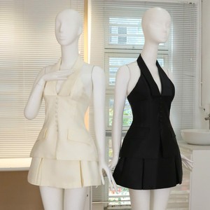 Robe fourreau vintage élégante en satin blanc uni, sans manches, taille naturelle, épaules dénudées, détail nœud, coupe classique - Product Image 4