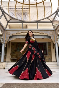 Robe traditionnelle indienne pour femme, spéciale Navratri, en rayonne imprimée, patchwork, avec travail de miroirs, Gota Patti et dentelle, longueur ras du sol, infroissable - Product Image 3
