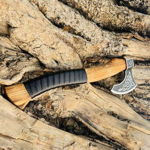 Hache viking style nordique barbu, lame en acier au carbone de qualité industrielle, outil décoratif en bois sculpté pour la maison, la cabane, ou comme cadeau ou objet de présentation - Product Image 2