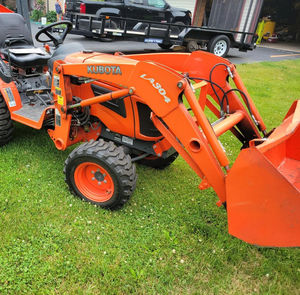 จำหน่ายเครื่องตัดหญ้าขนาดเล็ก Kubota B2320 แบบ 4 ล้อขับเคลื่อน ดีเซล สำหรับสวน ไร่นา และจัดสวน พร้อมอุปกรณ์ตัดแบบโรตารี่ - Product Image 1