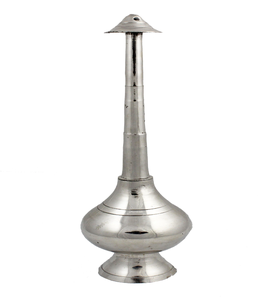 Aspersor de agua bendita plateado con grabado floral para ceremonias de iglesia y templo. Disponible a precios de mayorista. - Product Image 6