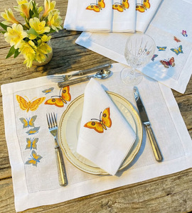 Lot de Napperons et Serviettes en Lin Blanc Écologique Personnalisés Style Vintage, Brodés de Papillons Colorés, Lavables pour la Maison - Vente en Gros - Product Image 1