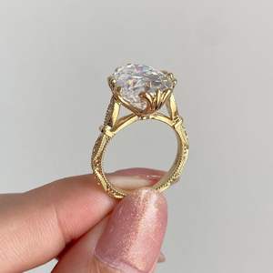 Anillo de Moissanita Ovalado de 4 Quilates Iced Jewelz, el Más Vendido, en Oro Amarillo de 14k con Engaste de Garras, Certificado IGI, Anillo de Compromiso Unisex - Product Image 3