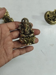 Idole de la déesse Lakshmi en laiton fait main avec enfant sur lotus, statue hindoue miniature pour autel domestique - Product Image 4