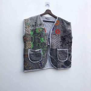 Gilet matelassé en coton Kantha tricoté à la main pour femme, col en V, court, style streetwear, broderie, avec logo - Product Image 3