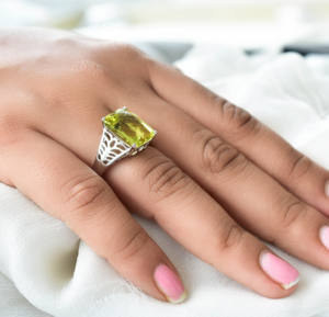 Anillo hecho a mano de cuarzo limón natural con corte radiante y diseño de rejilla cítrica en plata de ley 925 para uso diario. - Product Image 3