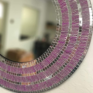 Espejo de Pared Redondo de Mosaico Rosa y Morado Hecho a Mano con Marco de Azulejos de Vidrio Metálico, Espejo Decorativo Elegante para Dormitorio - Product Image 2