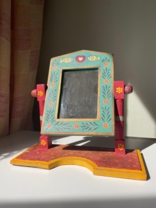 Miroir encadré en bois fait main avec un design floral bohème, base rouge, décoratif, sur pied - Product Image 1
