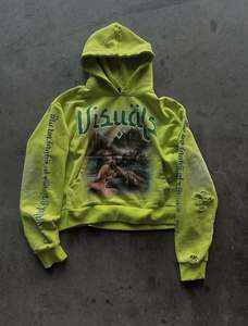 Sweat à capuche court personnalisé pour femme, style vintage, imprimé artistique paysager, détails typographiques sur les manches, effet vieilli - Product Image 1