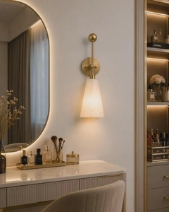 Lámpara de Pared Moderna de Latón con Pantalla de Alabastro, Diseño Geométrico, para Interiores y Entradas - Product Image 4