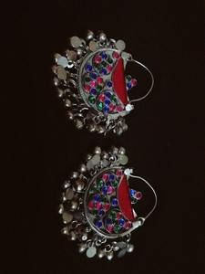 Boucles d'oreilles tribales afghanes Kuchi uniques avec plaques hexagonales en argent, pendentifs délicats à maillons de chaîne et breloques de pièces de monnaie traditionnelles - Product Image 5