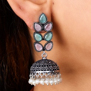 Boucles d'oreilles Jhumka pour femmes, faites à la main, en laiton et alliage de zinc, style floral bohème, plaqué argent antique, avec des gouttes de perles d'imitation - Product Image 6