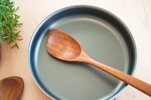 Cuchara de servir de madera de Neem hecha a mano, diseño minimalista, mango largo, acabado natural, hecha a mano para uso en la mesa. - Product Image 2