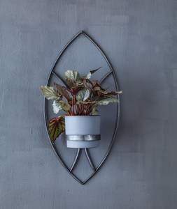 Support de plante suspendu en fer classique, conçu pour les maisons traditionnelles, offrant un support durable et une présentation élégante des plantes - Product Image 3