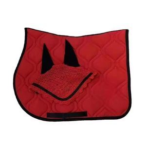 Tapis de selle rouge polyvalent avec doublure en polaire et bordure noire pour l'équitation - Product Image 1