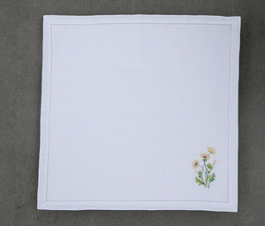 Lino natural, suave y duradero, bordado con flores de margarita para decorar mesas en fiestas de verano y reuniones alegres. - Product Image 4