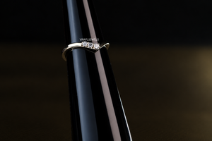 Bague de mariage en or 10K, 14K, 18K ou en argent 925, 935 avec diamant de laboratoire en forme de V et trois pierres en chevron - Product Image 2