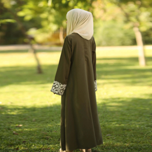 Abaya vert olive brodée avec hijab crème pour femmes, manches longues, longueur au sol, style personnalisé, pour usage quotidien - Product Image 4
