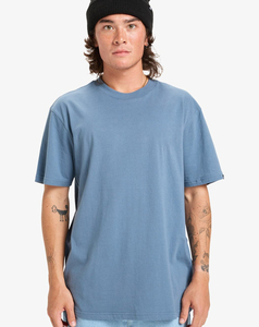 เสื้อยืดคอกลมแขนสั้นสีน้ำเงินล้วนทรงปกติสำหรับผู้ชาย คุณภาพพรีเมียม ผลิตจากผ้าฝ้ายเจอร์ซีย์ถัก 100% สวมใส่สบาย เป็นมิตรต่อสิ่งแวดล้อม - Product Image 3