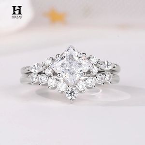 Anillo de compromiso de lujo con diamante de laboratorio talla princesa y conjunto de anillos apilables de boda de oro blanco de 14K con diseño de chevron curvo - Product Image 1