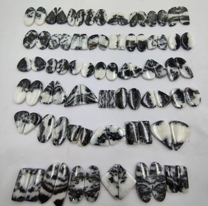 พลอยแจสเปอร์ลายม้าลายสีดำคู่  แบบคาโบชองธรรมชาติ  สำหรับทำต่างหู - Product Image 2