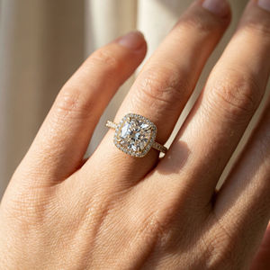 Bague Solitaire de Luxe en Or Jaune 14K 18K Certifiée IGI avec Diamant de Laboratoire Taille Coussin 2C D VVS, Personnalisable pour Fiançailles et Mariage - Product Image 2