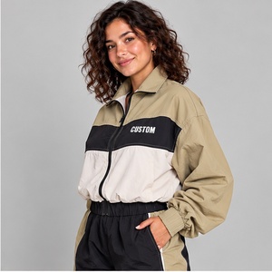 Conjunto Deportivo Urbano con Paneles en Beige, Negro y Crema a Precio Razonable, Chaqueta Cortavientos Personalizada para Mujer, Ropa Urbana Hip Hop - Product Image 3