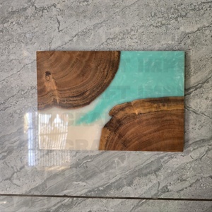 Tabla de Cortar y Servir de Madera y Resina Epoxi Hecha a Mano, Pulida y Duradera para Uso en el Hogar, Hoteles y Restaurantes - Product Image 1