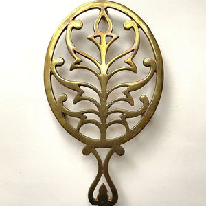 Dessous de plat unique en métal sculpté pour la décoration de table avec finition artisanale et support solide pour les ustensiles de cuisine chauds - Product Image 1