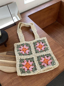 Complétez vos tenues bohèmes avec ce sac en fil naturel saisissant, orné de crochet floral traditionnel et doté de bretelles robustes. - Product Image 3