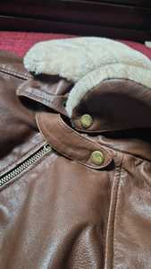 Chaqueta de aviador/bomber de cuero marrón con cuello de piel de oveja/forro polar color crema extraíble, puños y dobladillo acanalados. - Product Image 4