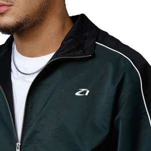 เสื้อแจ็คเก็ตกันลมกันน้ำแบบมีฮู้ดสำหรับเล่นกีฬากลางแจ้ง สไตล์วาร์ซิตี้ ผลิตตามแบบ OEM  ผ้าไนลอนลายทางหรือสีพื้น พร้อมซิป - Product Image 3