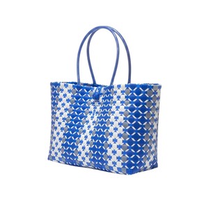 Sac fourre-tout décontracté en plastique tissé bleu et blanc fait main, motif rayures diagonales, pour la plage et le shopping, vente en gros - Product Image 1