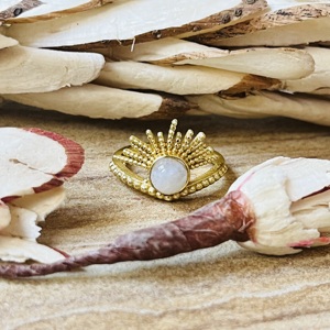 Nouvelle Arrivée Bague en Laiton Plaqué Or 18 carats avec Pierre de Lune en Forme de Soleil, Style Vintage, Motif Rayon de Soleil Céleste, Bague Tendance, Vente en Gros - Product Image 1