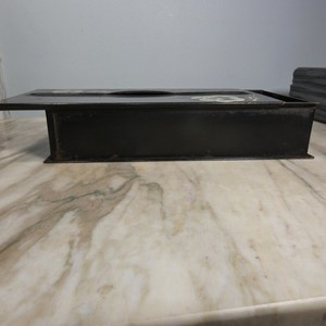 Caja de pañuelos metálica pintada con opción de montaje en pared, negra con flores pintadas - de una finca inglesa - Product Image 4