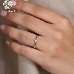 Bague de fiançailles classique pour femme Charm Jewells, trois pierres en moissanite taille coussin, monture à griffes en argent 18 carats, certifiée IGI 3 - Product Image 5