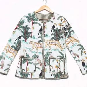 Chaqueta acolchada Sari de seda reciclada Vintage con estampado de jungla, chaqueta de mezcla de algodón para mujer - Product Image 1