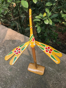 Juguete de Libélula de Bambú Pintado a Mano, Natural, Marca Glory, para Niños, Juego de Equilibrio y Diversión al Aire Libre - Product Image 3