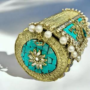 Bolso de mano metálico hecho a mano con piedras Kundan y asa de perlas, bolso de diseño étnico para bodas y fiestas. - Product Image 3