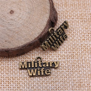 Colgante de Placa con la Inscripción '<span class=keywords><strong>Military</strong></span> Wife' de Aleación de Zinc Multicolor, 24x13mm, 1.8g, para Fabricación de Joyería DIY - Product Image 4