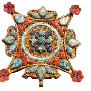 Pendentif religieux tibétain en corail plaqué or 24 carats - Product Image 3