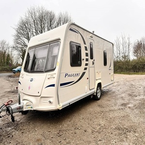 Caravane de tourisme moderne avec cuisine fonctionnelle, intérieurs confortables et caractéristiques utiles pour les voyages longue durée - Product Image 3