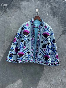 Chaqueta Corta Bordada a Mano Suzani para Mujer, Abrigo Boho Acolchado de Algodón Vintage, Prenda Exterior con Diseño Floral Único y Bordado Kashmiri Ari - Product Image 3