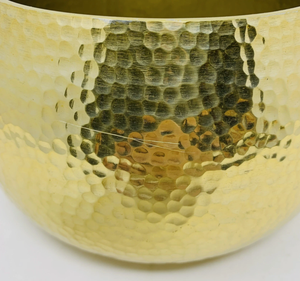 Finition en laiton doré brillant avec une texture martelée à la main sur toute la surface, profil bombé profond et arrondi avec un bord supérieur effilé. - Product Image 3