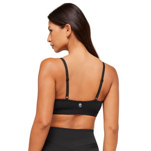 Sujetador deportivo Peekaboo negro para mujer con logo personalizado, de nailon y elastano, con aberturas tipo balconette, top de yoga de soporte ligero para gimnasio y fitness. - Product Image 2