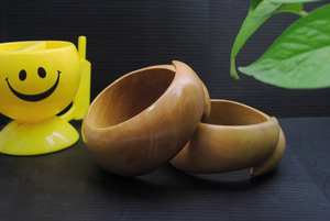 กำไลข้อมือไม้ทำมือ Boyce Kiss Curl ทำจากไม้ซิสโซออร์แกนิกและไม้สักผสมหญ้าฝรั่น สีน้ำตาลธรรมชาติ เหลือง เขียว ดำเคลือบเงา - Product Image 6