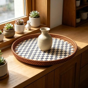 Plateau de service rond en bambou fait main avec motif à carreaux noir et blanc, design bohème - Product Image 6