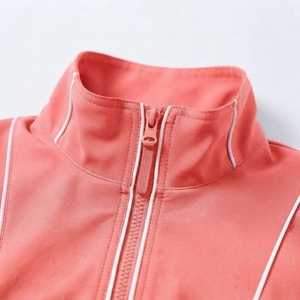เสื้อแจ็คเก็ตและกางเกงกันลมสะท้อนแสงแบบมีโลโก้สั่งทำ ขายส่ง OEM แบรนด์ส่วนตัว สำหรับผู้ชาย ออกกำลังกายกลางแจ้ง วิ่ง และฝึกซ้อม - Product Image 6